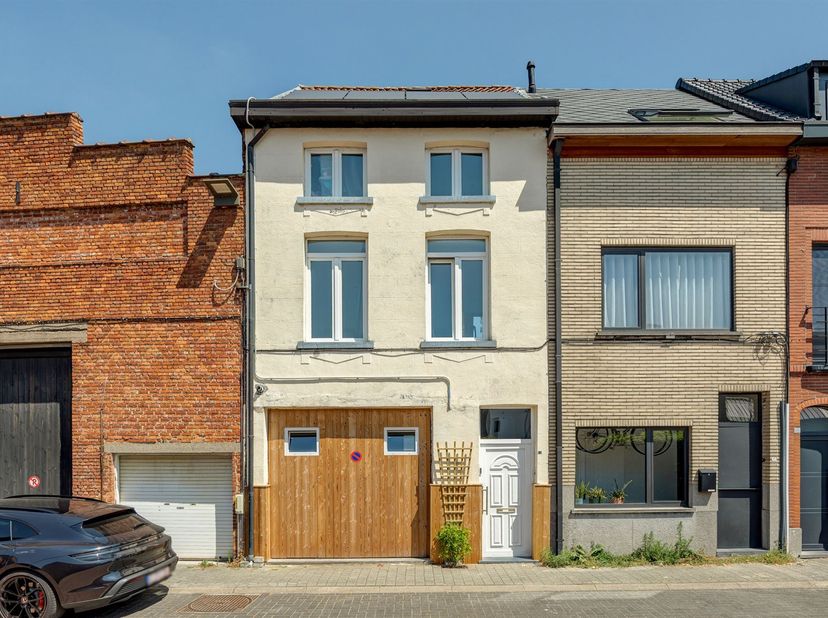 Deze woning is gelegen in een rustige woonbuurt nabij het centrum van Mechelen. In de directe omgeving bevinden zich winkels, scholen, horecazaken en