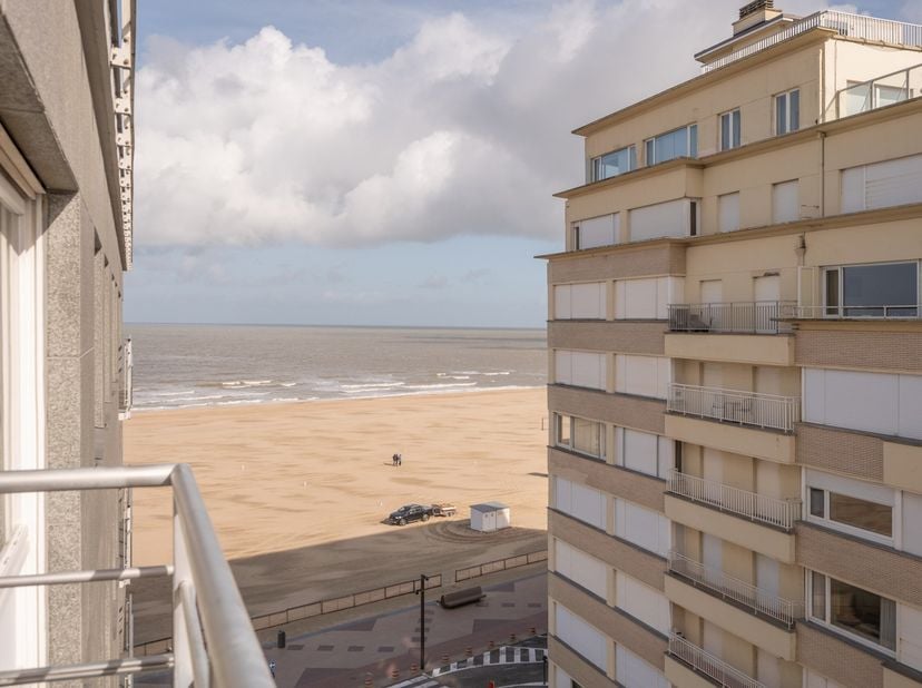 Volledig gerenoveerd appartement gelegen in het gegeerde Duinbergen, een buurt die bijzonder gewaardeerd wordt om haar unieke combinatie van rust en l