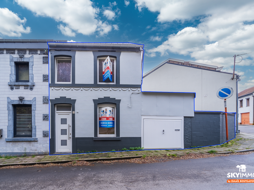 SKYIMMO a le plaisir de vous présenter cette superbe maison entièrement rénovée, idéalement située dans une rue calme de Flémalle. Ce bien offre un pa