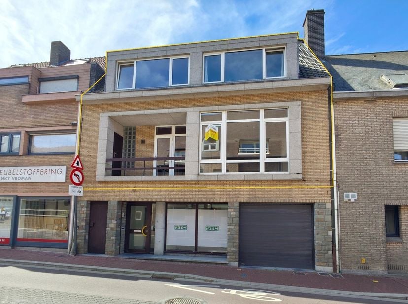 Energiezuinige riante duplex op Bellegemplaats, met 218m² bruikbaar vloeroppervlak + zuid terras (40m²). Grote living met veel licht, keuken met balko