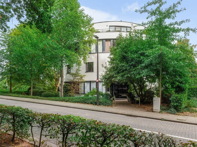 Knap en lichtrijk appartement (100m²) met gezellig terras en autostaanplaats op centrale ligging te Mortsel!<br />
<br />
Indeling: Inkomhal, gasten