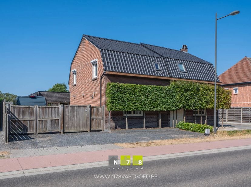 HALFVRIJSTAANDE WONING MET 3 SLAAPKAMERS EN 2 BADKAMERS OP EEN PERCEEL VAN 7A88CA TE BOCHOLT.<br />
TROEVEN<br />
- Ligging nabij Nederlandse grens.<b