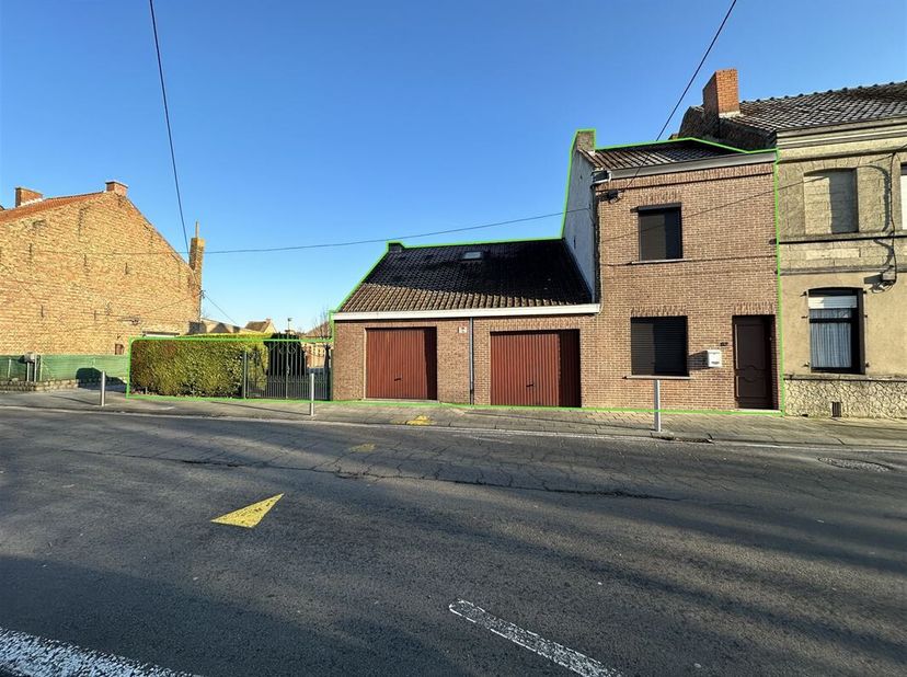 Maison comprenant séjour avec cuisine équipée ouverte, salle de douche, véranda, WC séparé, buanderie, cellier, terrasse et jardin ainsi qu'à l'étage