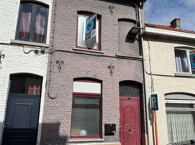 LEUKE  STADSWONING MET 4 SLAAPKAMERS  EN TUIN<br />
Richtprijs : 249.000 euro<br />
<br />
Deze woning is ideaal gelegen in het centrum van Ninove
