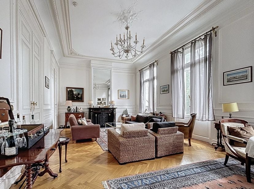 Barnes biedt dit belangrijke en elegante herenhuis met achtergebouw in Sint-Gillis aan, met een woonoppervlakte van 500 m2 en 700 m2 beschikbaar. Het
