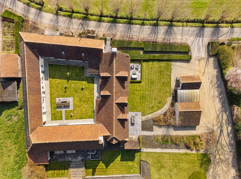 Te midden van de prachtige glooiende landschappen van de Vlaamse Ardennen bevindt zich deze uitzonderlijk charmante en volledig gerenoveerde vierkants