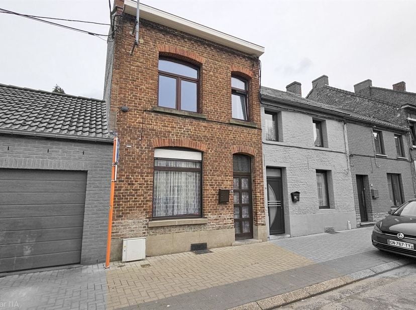 Prix: 65.000 euros, frais d'agence non inclus et à charge de l'acquéreur.<br />
<br />
Centre de Boussu, maison à rénover comprenant: <br />
<br />