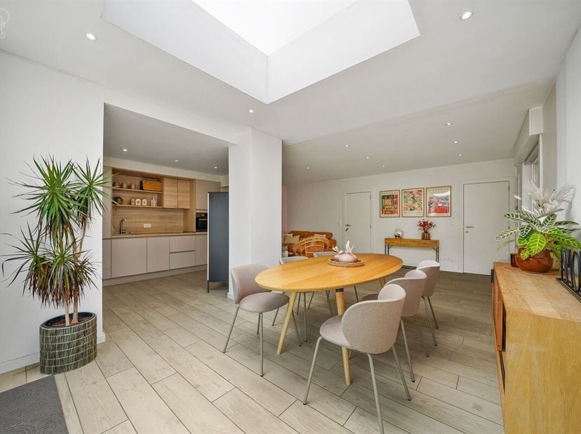 Schitterend huis met 3 voorgevels gelegen in een rustige straat met garage en zijtoegang.<br />
De begane grond bestaat uit een hal die leidt naar een