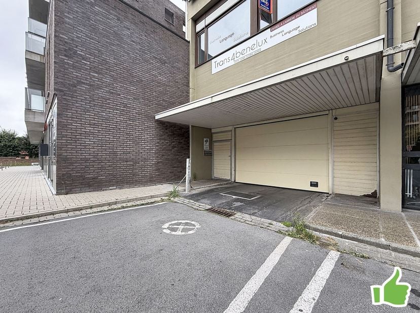 Garage à louer dans une résidence sécurisée à Mouscron, centre-ville, le "Sarma" rue de Menin<br />
<br />
Emplacement sécurisé avec caméra.<br />