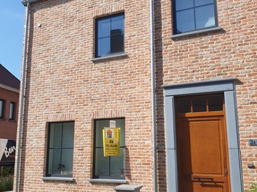 Deze ruime en moderne nieuwbouwwoning (2 jaar oud) is gelegen in Kastel.&amp;nbsp; Indeling :&amp;nbsp;voortuintje, oprit langs de woning, tuin met tuinhuis,