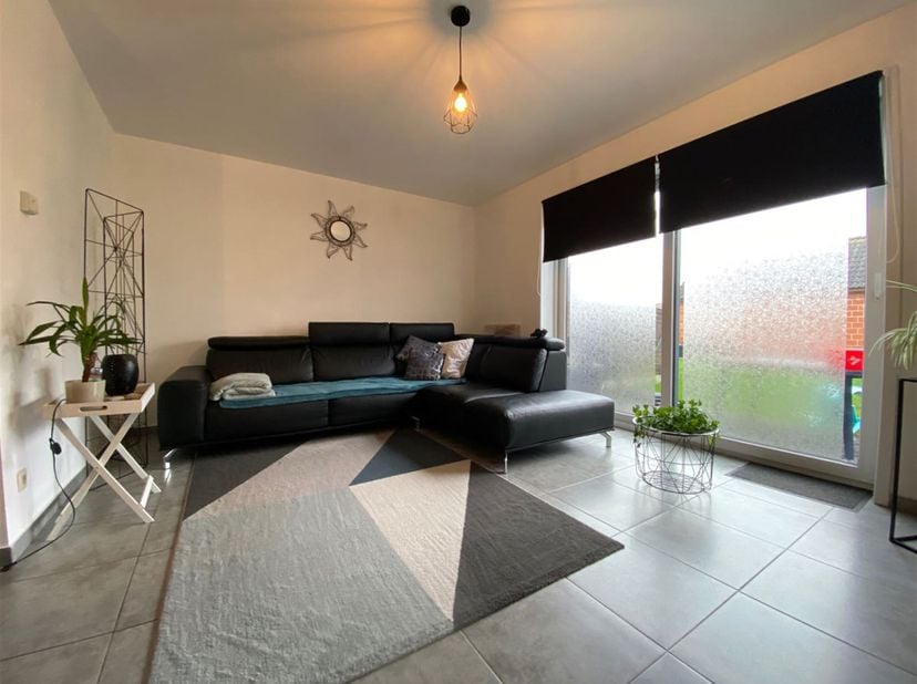 Recente halfvrijstaande woning met tuin gelegen in een kleine straat in Wiers.<br />
<br />
De woning biedt ongeveer 105,25 m² bewoonbare oppervlakt