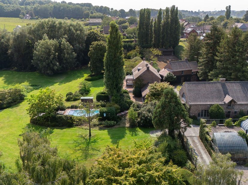 Ontdek bij Christie's Real Estate Belgium dit prestigieuze pand in Silly, vlakbij Enghien. Dit domein van ongeveer 5 hectare biedt een elegante, comfo