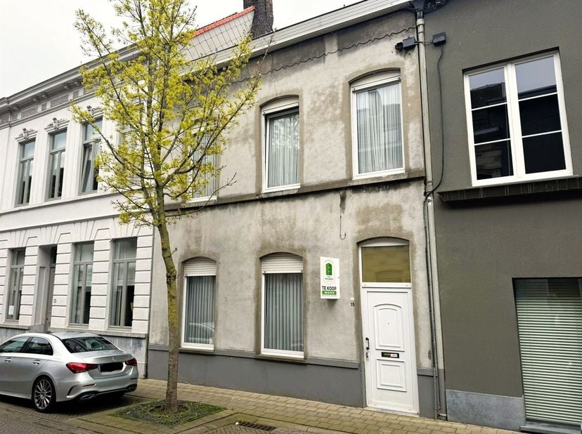 Deze op te frissen woning in Harelbeke biedt een uitzonderlijke kans voor wie op zoek is naar ruimte, structuur en potentieel. Met een bewoonbare oppe