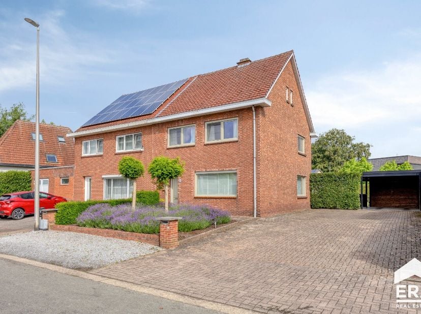 Bent u op zoek naar een verzorgde, instapklare woning op een rustige locatie? Dan is deze halfopen bebouwing aan de Eikstraat 9 in Lommel absoluut een
