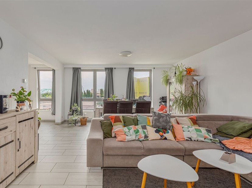 Lichtrijk appartement met 2 slaapkamers en een terras te koop in Merksem! <br />
Ideaal gelegen vlakbij winkels, scholen en openbaar vervoer én met e