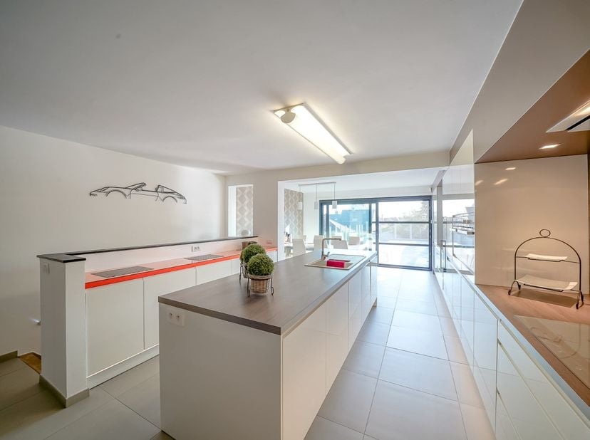 Aan de markt van Oudenburg vind je deze goed gelegen handelszaak met bovenwoning. Voorheen een lingeriewinkel, is dit pand ideaal voor nieuwe, enthous