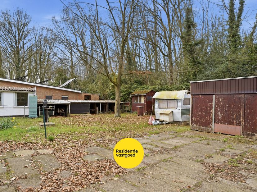 Gelegen in een uitzonderlijk rustige en groene omgeving bevindt zich deze alleenstaande bungalow op een mooi perceel van 1.092 m². De woning is versch