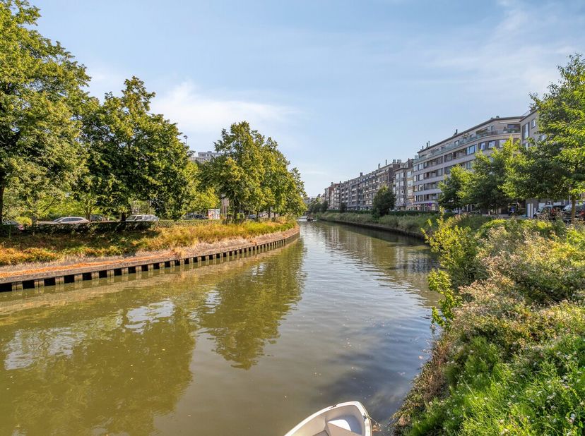Op een van de meest gegeerde locaties van Gent, aan de Eedverbondkaai, bevindt zich dit uitzonderlijk ruime appartement op de vierde verdieping. Dankz