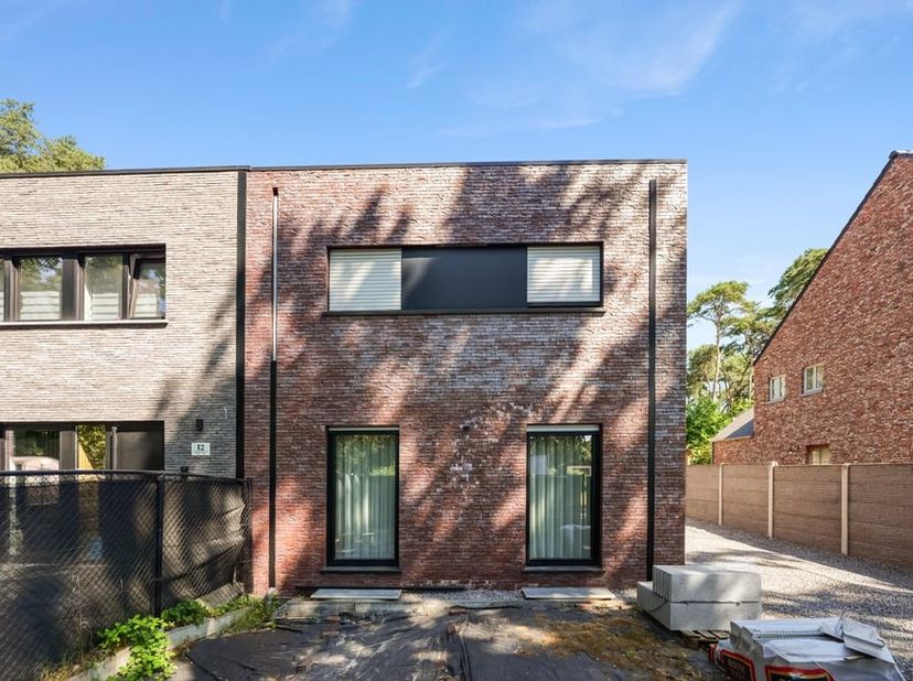 Bent u op zoek naar een moderne, energiezuinige woning waar u meteen kunt intrekken? Dan is deze prachtige halfopen bebouwing, gelegen aan de Grotewin