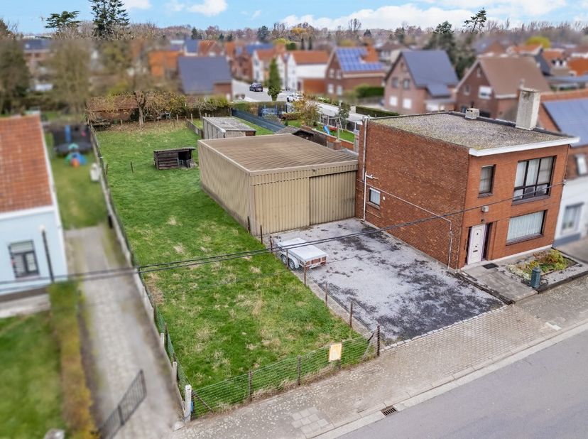 LiggingIn de rustige Leegstraat 71 te Zelzate treffen we deze stevig gebouwde halfopen woning op een riant perceel van 1.162 m². De woning combineert