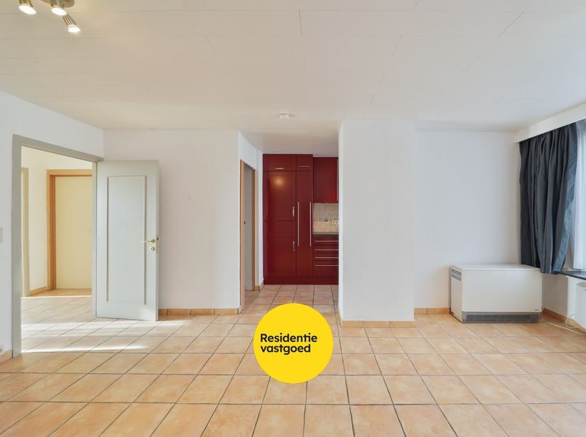 Dit aangename appartement, gelegen op de tweede verdieping van een verzorgd en goed onderhouden gebouw in de Aalststraat, is op korte wandelafstand va