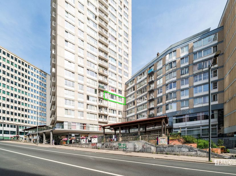 Bent u op zoek naar een instapklaar appartement op een uitstekende locatie in Brussel? Dan zal dit charmante 1-slaapkamerappartement in Residentie Aig
