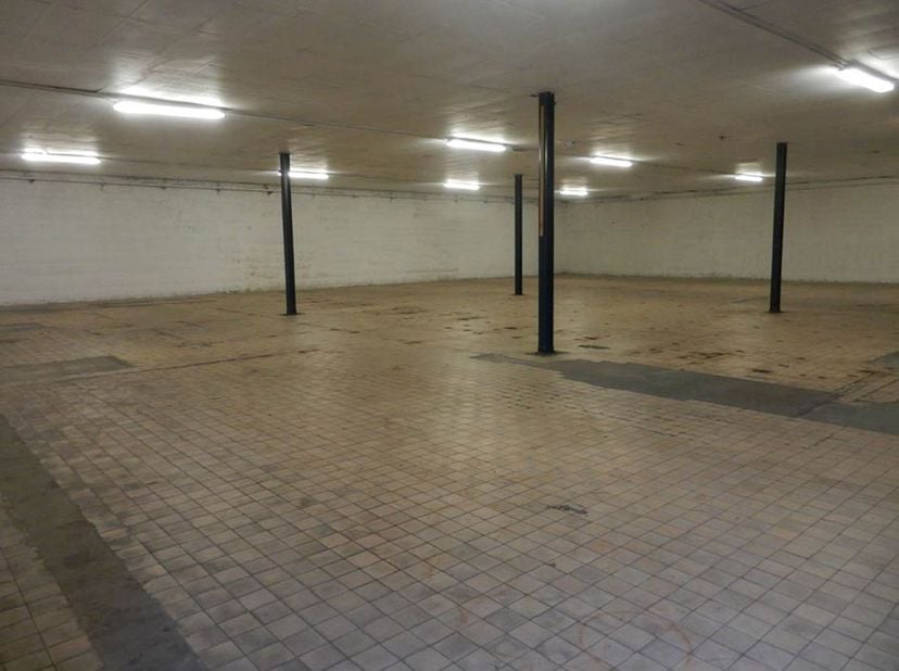 loods voor opslag  met sectionaalpoort en toegangsdeur en apart bureel
