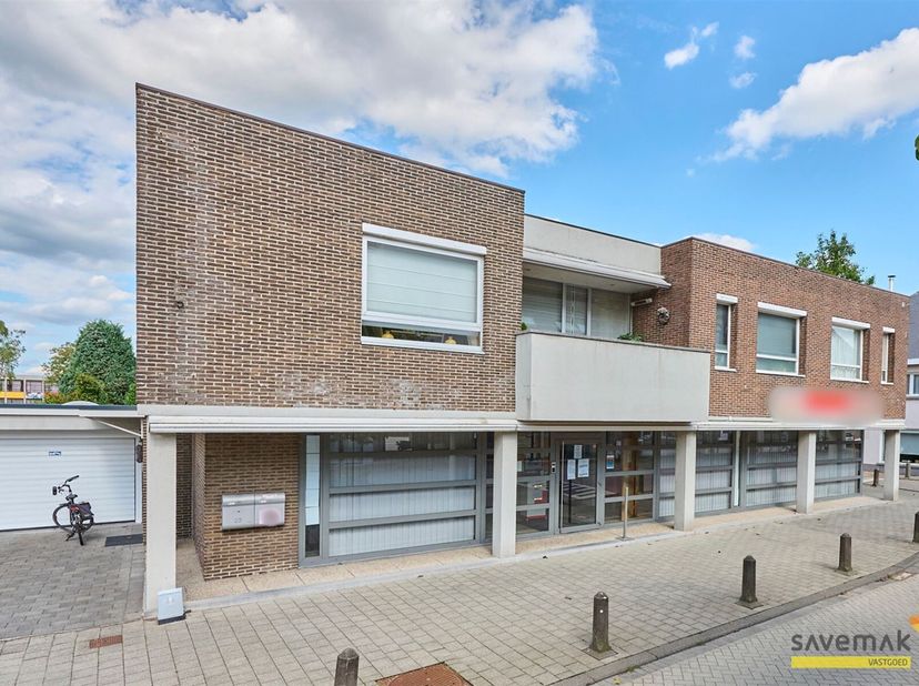 Espace commercial multifonctionnel d'une surface utile de 185m².<br />
<br />
Une entrée séparée permet d'accéder à l'espace client.<br />
<br />