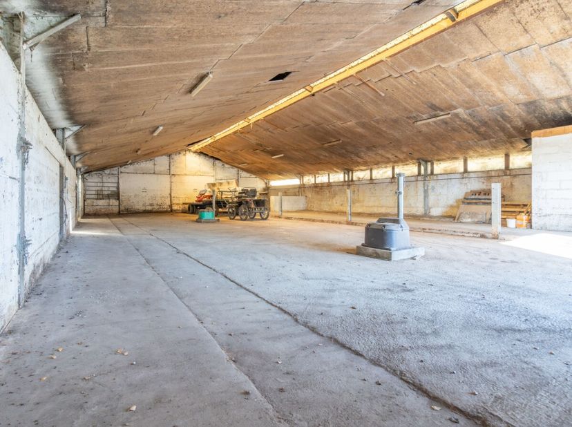 ERA B-LUX biedt u deze eigendom vol potentieel aan, ideaal voor een paarden-, landbouw- of professioneel project, gelegen in een rustig dorp van de ge