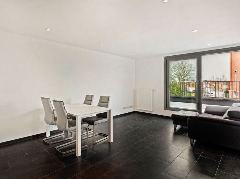 Dit prachtige maar vooral energiezuinig appartement is gelegen op de Spoorweglei in Lier, op een toplocatie vlak bij het centrum met winkels, openbaar