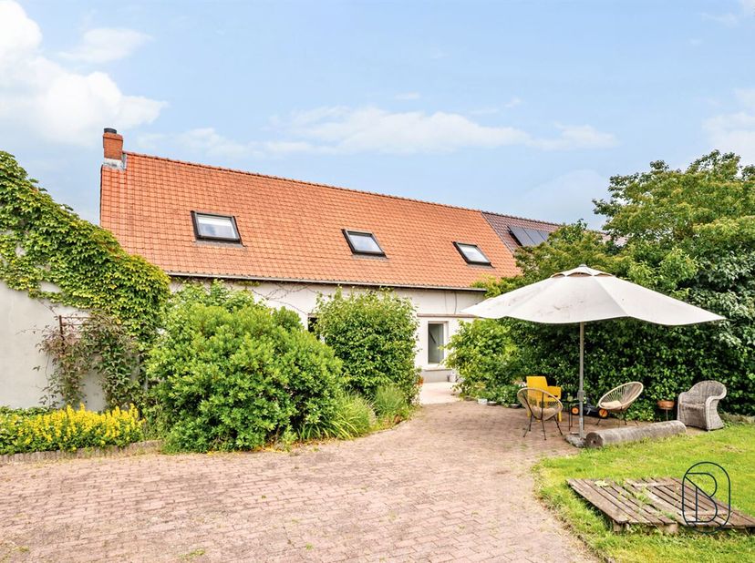Avec une vue imprenable sur le Mont-de-lEnclus et les champs environnants, cette propriété exceptionnelle a été rénovée avec des matériaux authentique