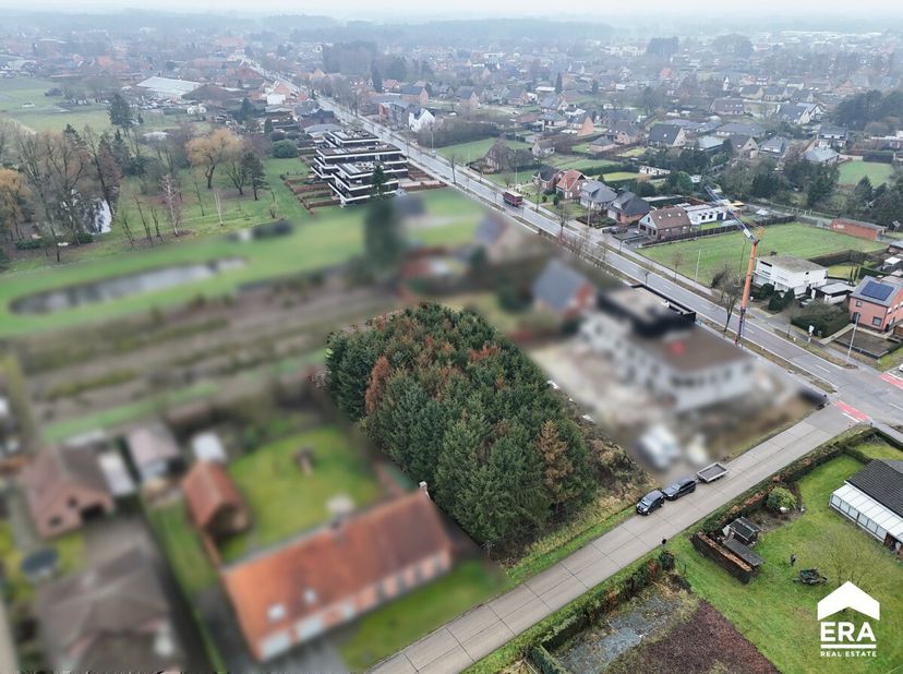 À vendre : terrain à bâtir pour maison 4 façades à Lille, situé dans une rue calme à deux pas du centre. Ce beau terrain de 11 ares offre une vue verd