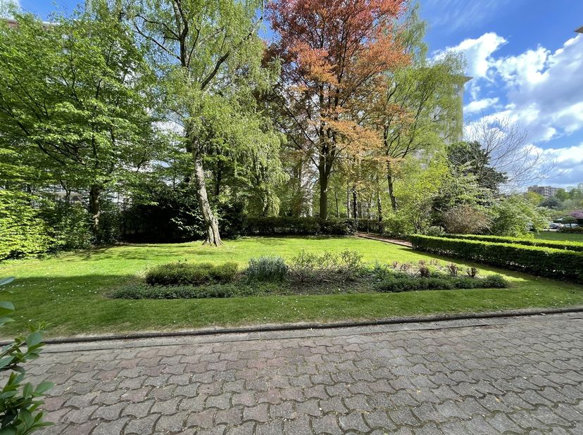 AUDERGHEM, ideaal gelegen vlakbij metrostation Beaulieu, gezellig APPARTEMENT (2 slaapkamers/1 badkamer) van ± 76 m², volledig gerenoveerd en voorzien
