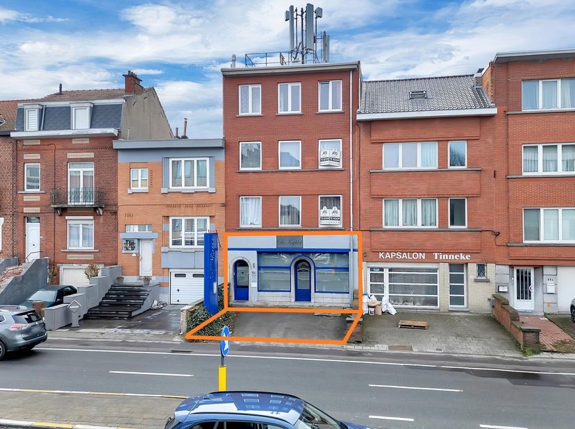 Cette propriété intéressante (à rendement) bénéficie d'un emplacement stratégique, à deux pas du centre de Dilbeek et de Bruxelles. Le rez-de-chaussée