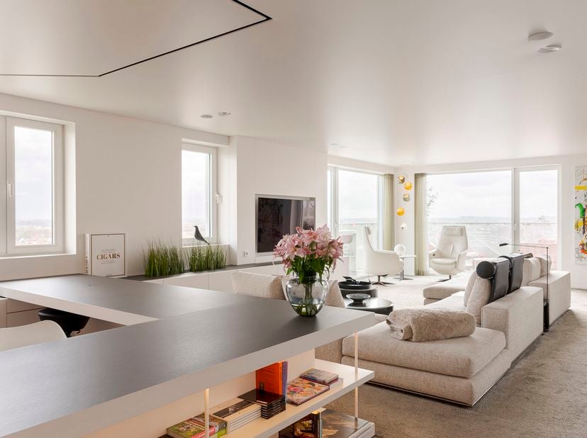 In Residentie "K-Tower", op een absolute topligging aan de Diksmuidekaai, bevindt zich dit uitzonderlijke appartement op een van de hoogste verdieping