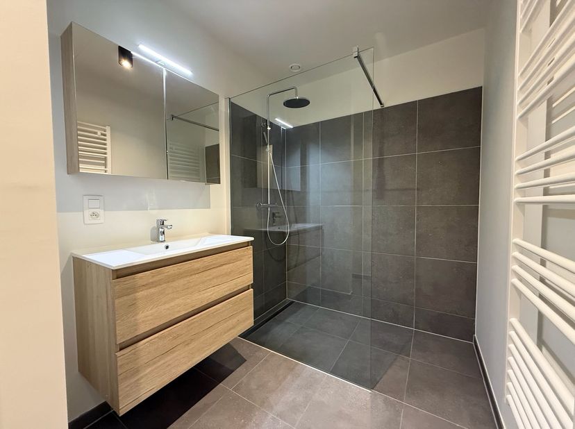 Dit uniek en ruim appartement +kelder is klaar voor verhuur.<br />
<br />
Gelegen op gelijkvloers, met hoge entree (3,5m).<br />
Oppervlakte 67m2<br /