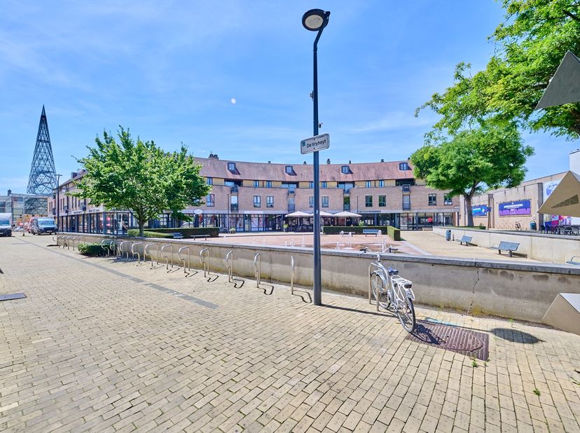 De Vryheyt is niet zomaar een adres in Lommel. Het is het plein waar mensen dagelijks samenkomen, koffie drinken en passeren. Dit handelspand bevindt