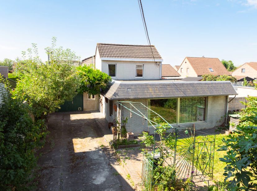 Spacieuse maison à rénover (+/- 282 m² d'après PEB) 3 à 5 chambres avec jardinet garage située dans un agréable endroit calme à Battice. Elle se compo
