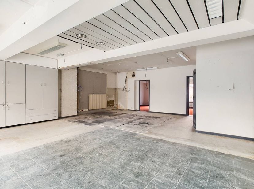 Dans l'ensemble :<br />
<br />
Disposition :<br />
- grand espace ouvert qui peut encore être aménagé par vous-même<br />
- 2 bureaux<br />
- toilette