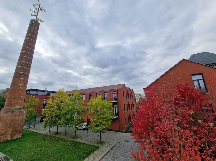 Ben je op zoek naar een appartement op een unieke locatie met een bewoonbare oppervlakte van ongeveer 80m² en 2 slaapkamers? Zoek niet verder! Dit app