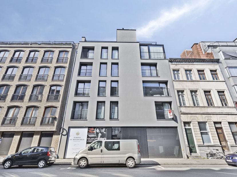 Cet élégant appartement d'une chambre de 71 m², construit en 2021, est situé dans la Koning Albertstraat à Courtrai. Grâce à son emplacement central,