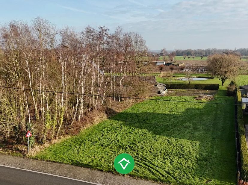 Dit perceel, met een oppervlakte van 809 m² is gelegen nabij het centrum van Torhout.<br />
De grond is gelegen op een goede locatie met bereikbaarhei