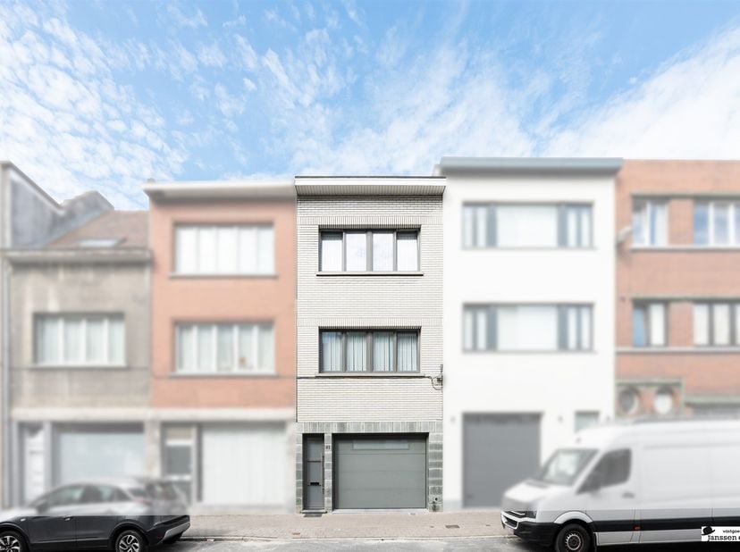 Vous souhaitez découvrir l'intérieur de cette spacieuse maison située au centre de Merksem, à proximité de toutes les commodités ?<br />
Alors, prene