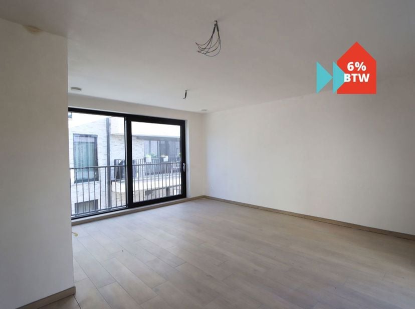 Ben je op zoek naar een instapklaar en energiezuinig appartement met twee ruime slaapkamers op de eerste verdieping, centraal gelegen en toch rustig g