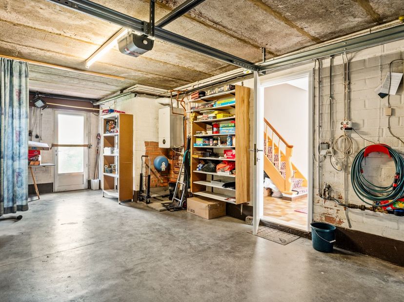 Ligging:<br />
Deze charmante woning is gelegen in een rustige woonstraat met een uitstekende bereikbaarheid en een Mobiscore van 9,1/10. Supermarkte
