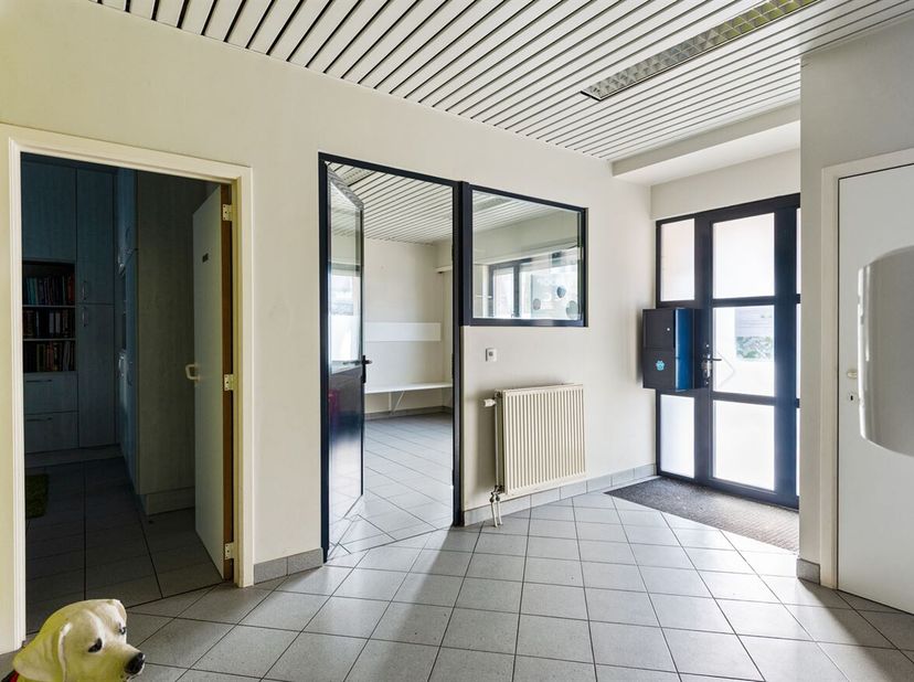Ruim handelspand (180m²) in centrum Hove.<br />
Ligging: Dit handelspand is uitstekend gelegen in het centrum van Hove: centraal maar toch rustig. In