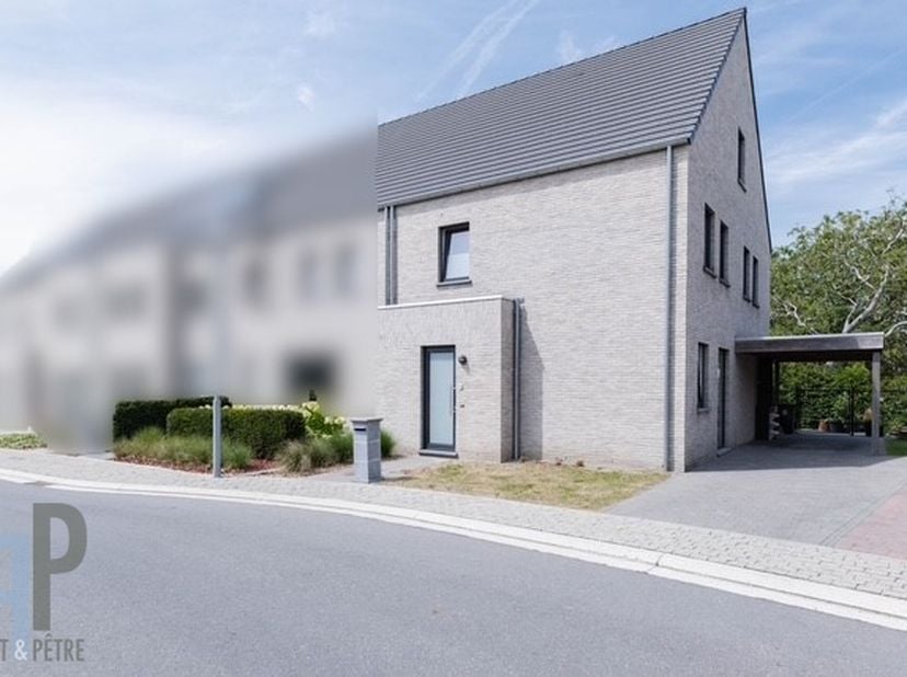 Op wandelafstand van centrum en station Zottegem vinden we deze recente halfopen bebouwing in uitermate goede staat van onderhoud. Deze woning beschik