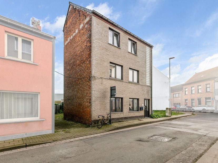 Bent u op zoek naar een kleinschalige maar interessante opbrengsteigendom? Dan is dit wellicht iets voor u! Dit appartementsgebouw situeert zich nabij