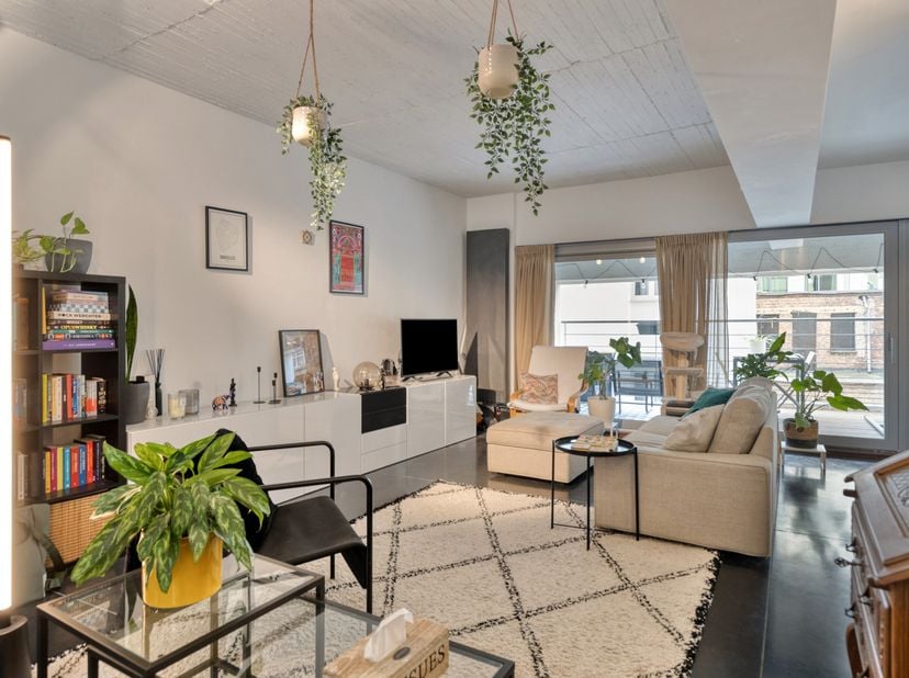Deze stijlvolle loftwoning maakt deel uit van het residentiële complex “SBS-lofts”, gelegen aan de Jamarlalaan 19 aan een mooi beveiligd complex. Het