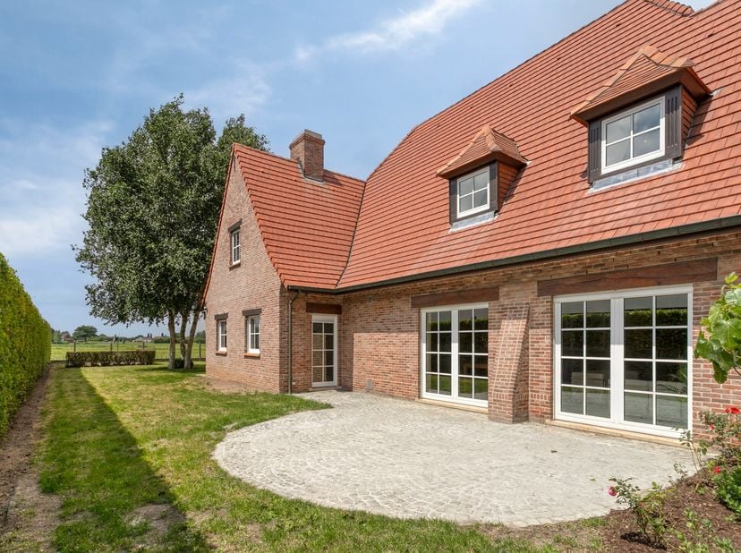 VERKOCHT !<br />
PROFICIAT AAN DE KOPERS MET DIT FANTASTISCHE PAND&amp;nbsp;<br />
<br />
Unieke villa op 1135 meter grond<br />
<br />
Tussen Deinze en A